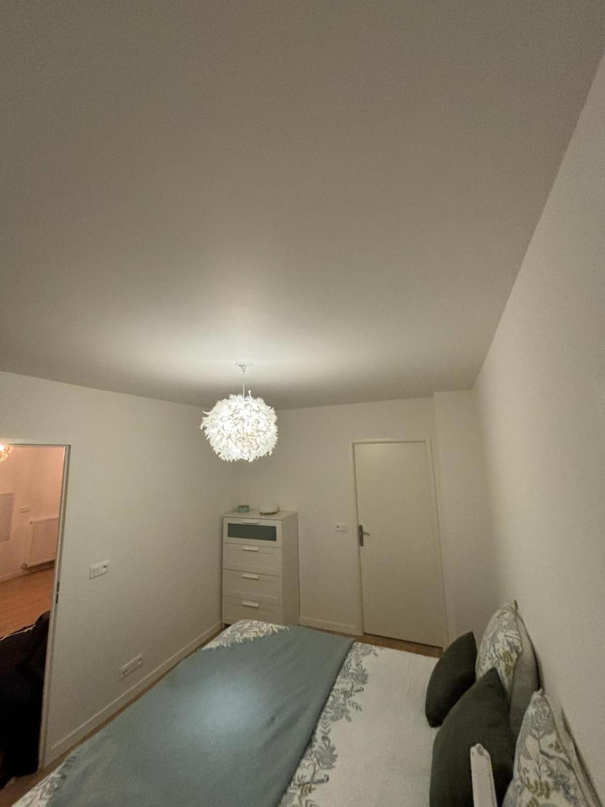 2 Pieces Standing Entre Disneyland Et Paris Neuilly-Plaisance Extérieur photo