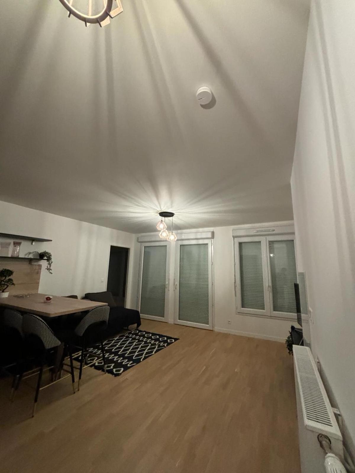 2 Pieces Standing Entre Disneyland Et Paris Neuilly-Plaisance Extérieur photo